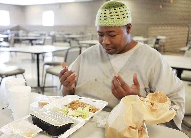 Muslim prisoners don't have to eat pork, they get halal meals in American prisons
